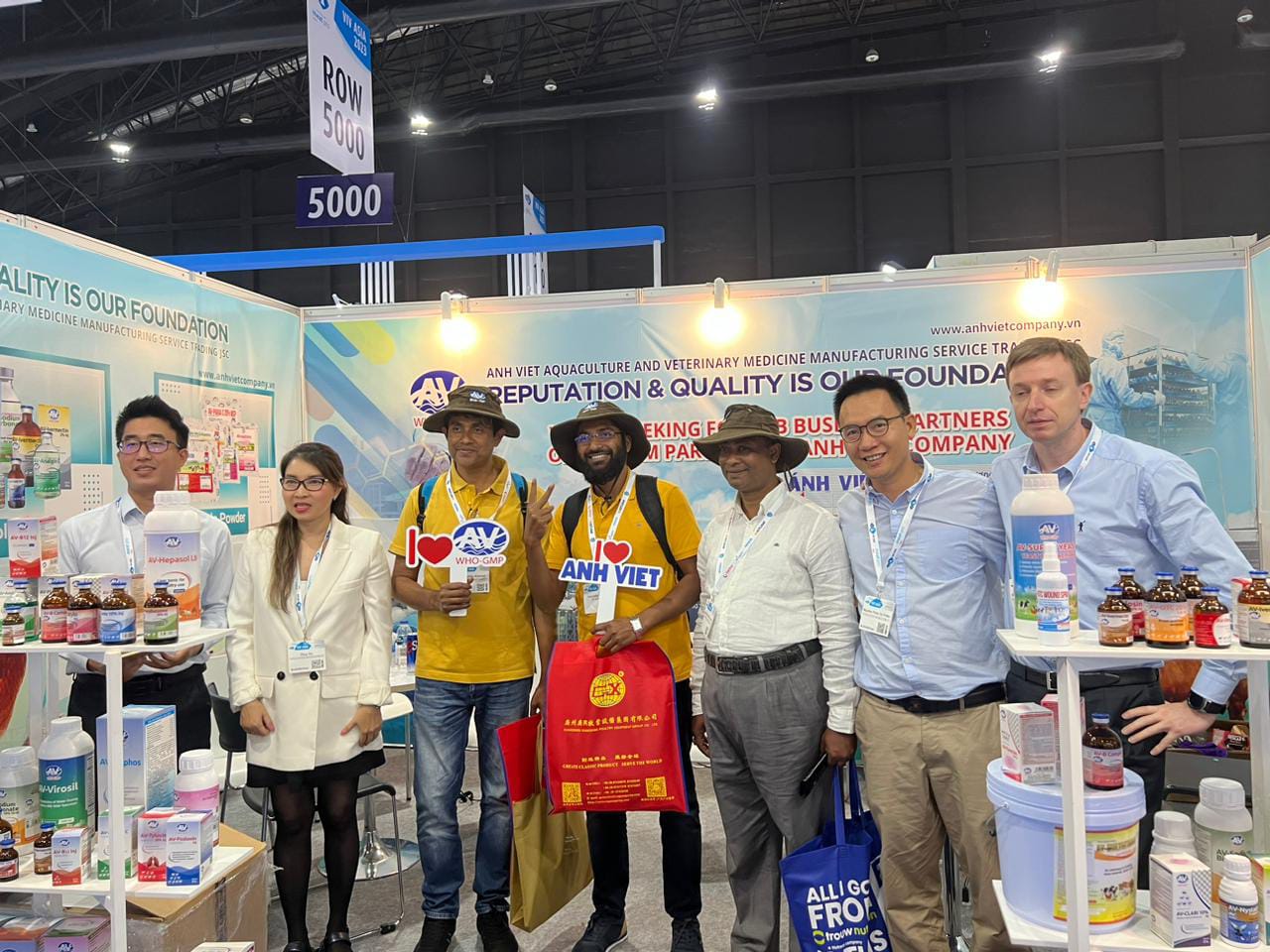 Aquaculture industry professionals gathered at an international fisheries medicine exhibition booth