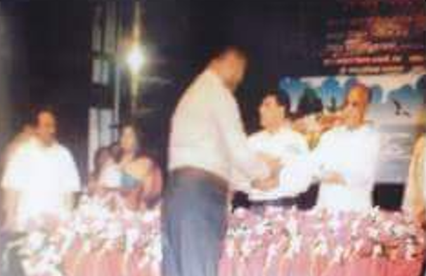 Mostafa Asadullah Chowdhury receiving the 2012 National Fish Week Award at the Central Fish Fair